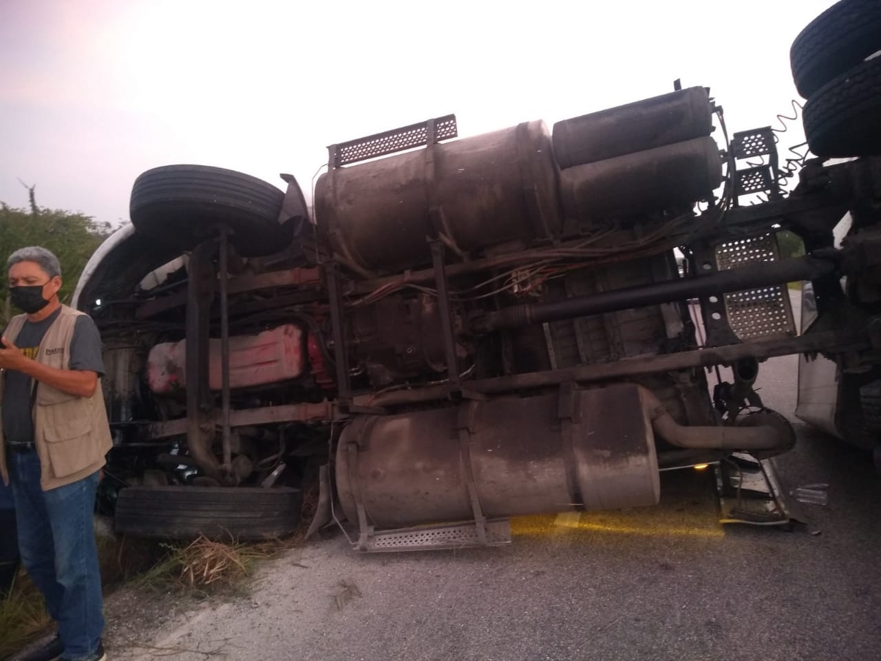 Rapiñan tráiler que llevaba pantallas planas tras volcar en la carretera Frontera-Ciudad del Carmen