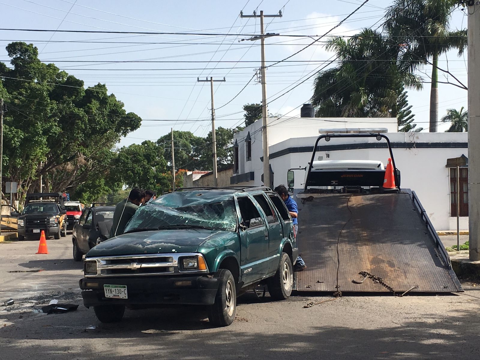 La camioneta fue remolcada por una grúa, tras quedar volcada en plena vía pública