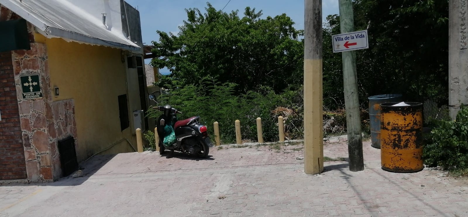 Desde la calle Coral hasta la playa hay 60 metros de largo por ocho metros de ancho, ahí acuden vecinos a nadar