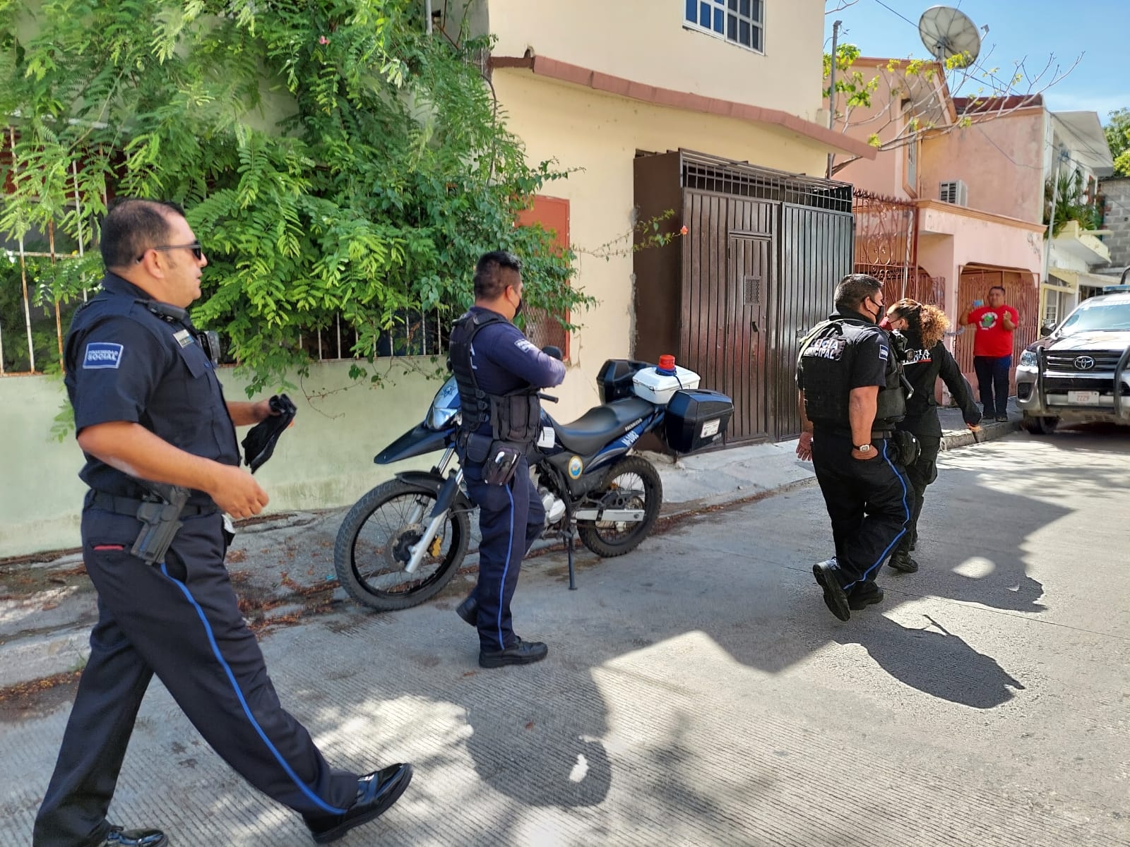 Los policías llegaron en varias patrullas y se dispersaron para detener a los presuntos ladrones