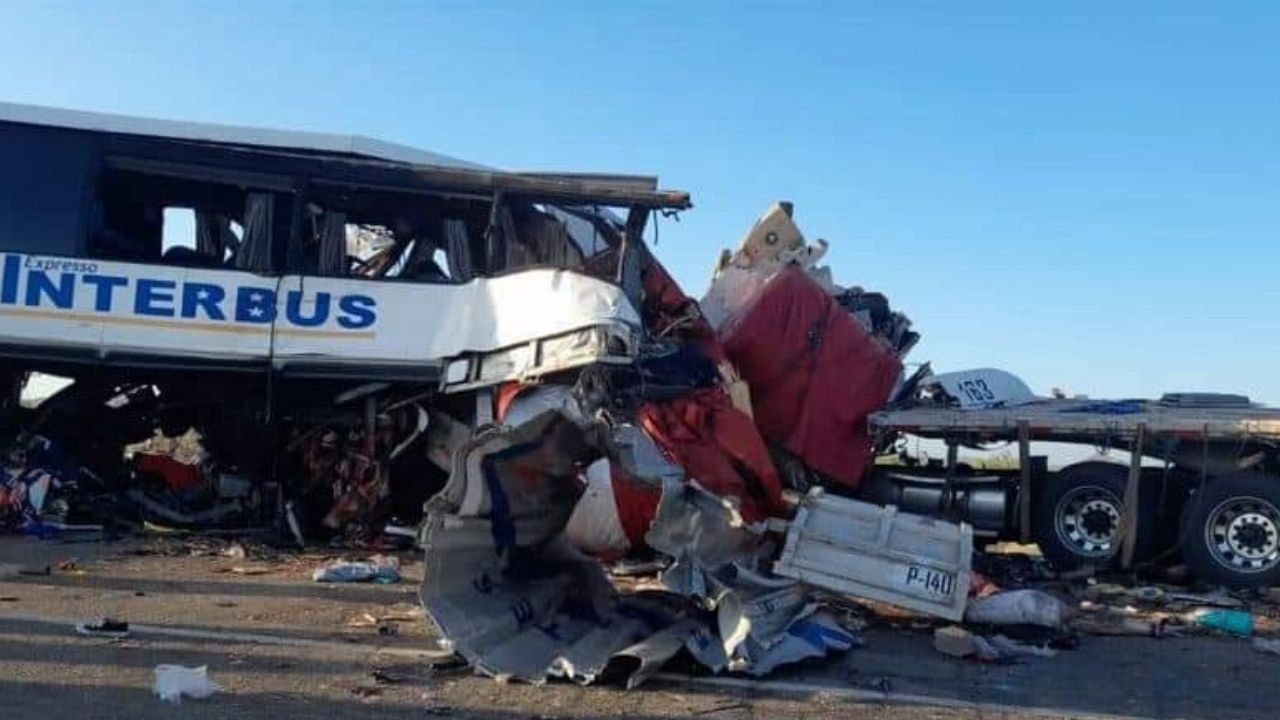 Un accidente entre un autobús y dos tráilers en la carretera Sonoyta-SLRC dejó un saldo de 16 muertos
