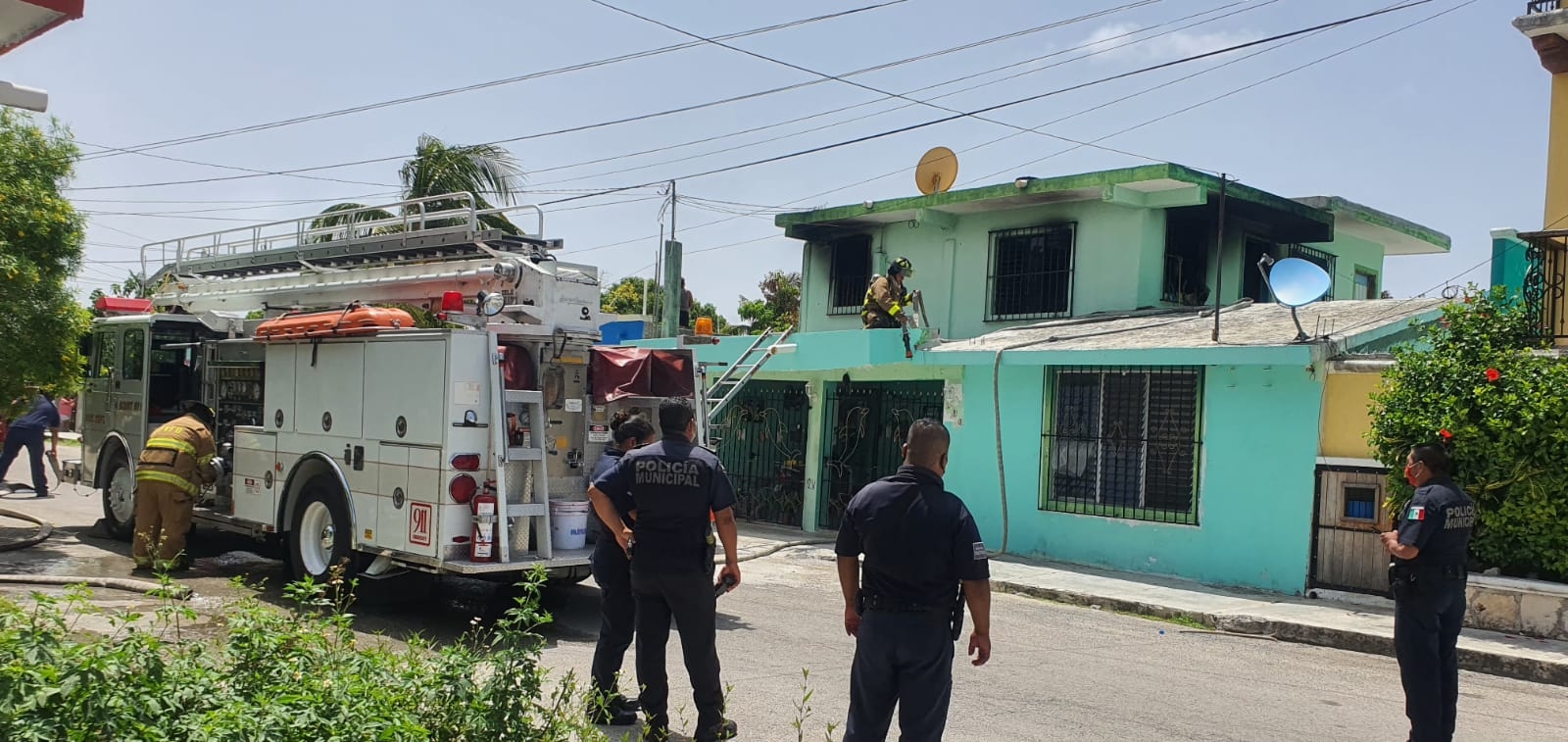 Los bomberos acudieron a sofocar las llamas que salían de la vivienda en la colonia Emiliano Zapara en Cozumel