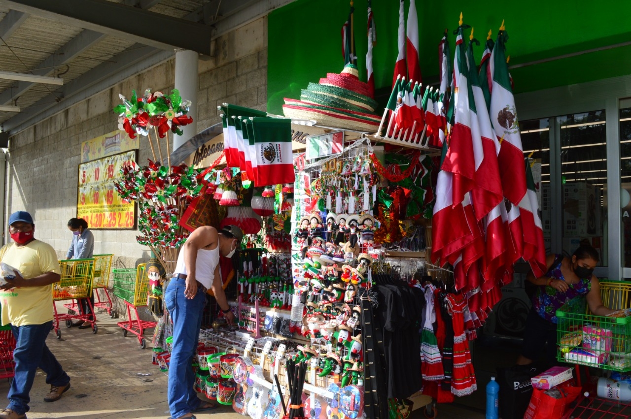 Vendedores de banderas en crisis de ventas por la pandemia del COVID-19 en Campeche