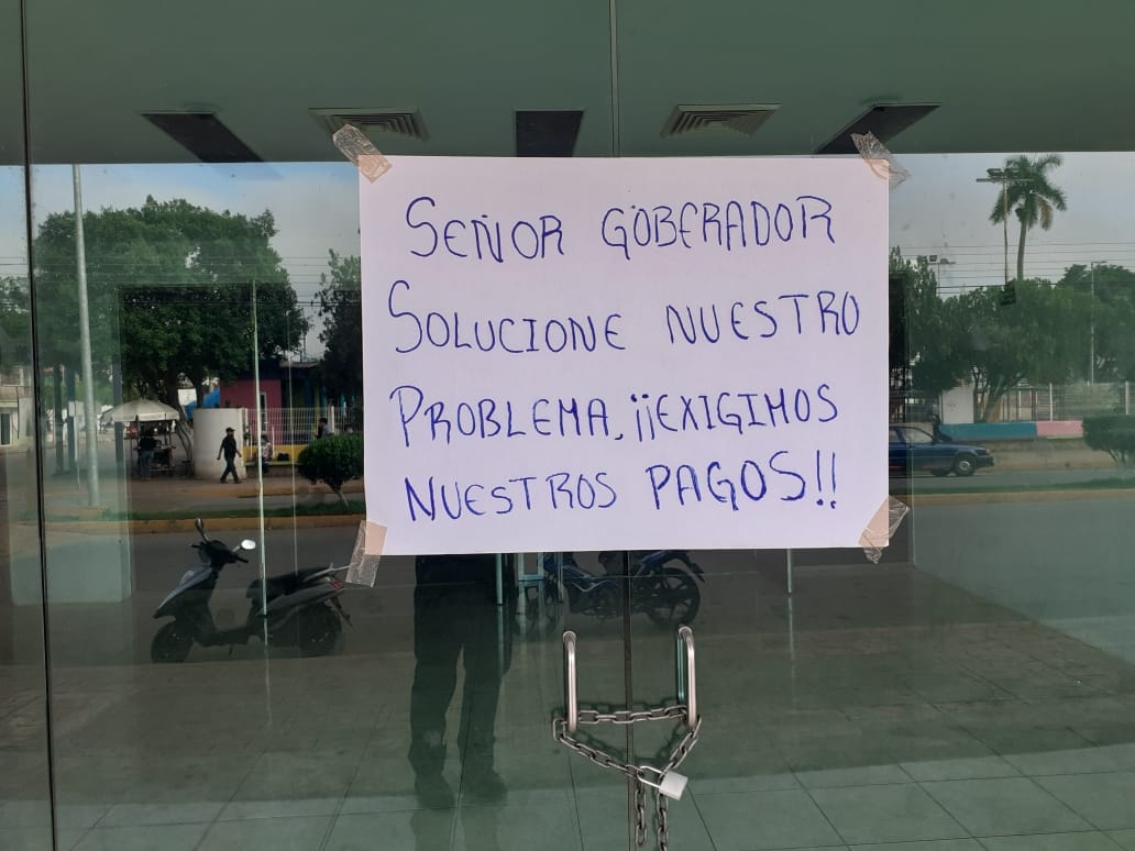 En el acceso principal del edificio colocaron una cartulina en donde los trabajadores piden al gobernador del estado