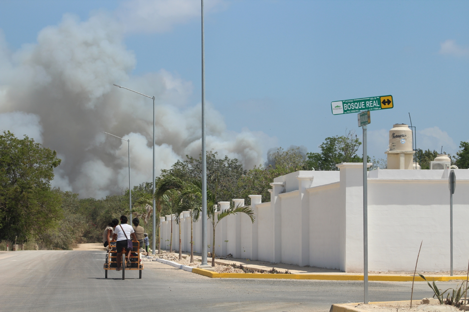 Humo del incendio del basurero de Chetumal afecta a 10 mil ciudadanos