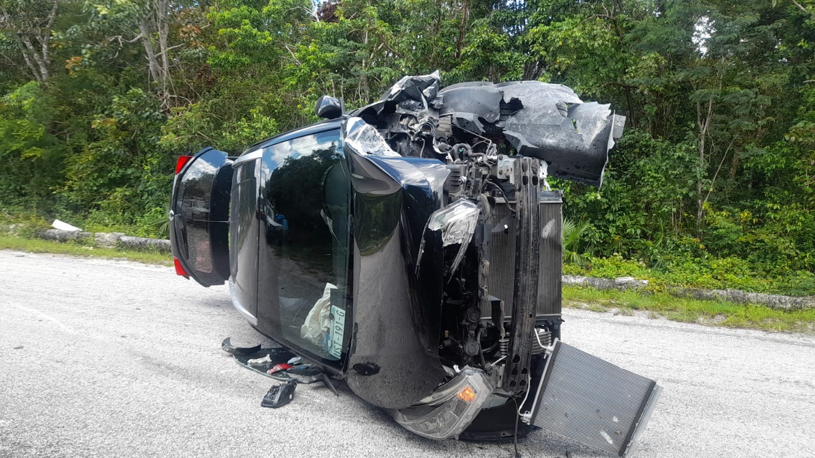 Mujer vuelca su auto sobre la carretera al interior del parque Ecoturístico de Cozumel