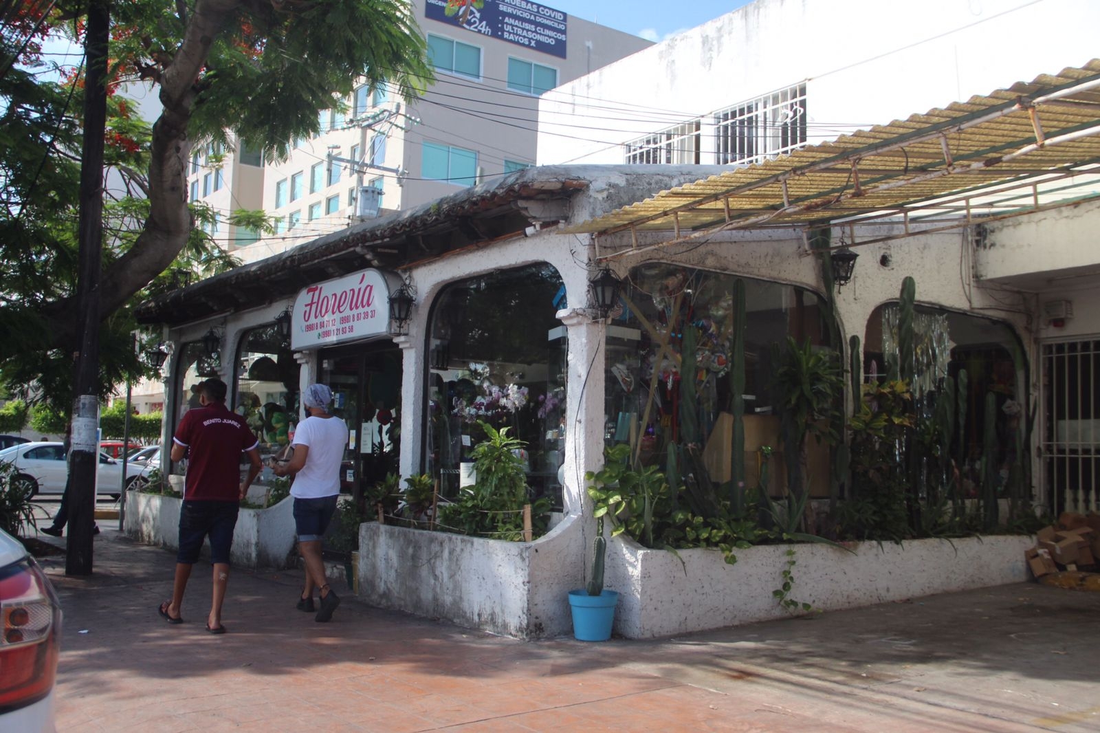 Denuncian abuso policiaco en una florería de la avenida Coba en Cancún