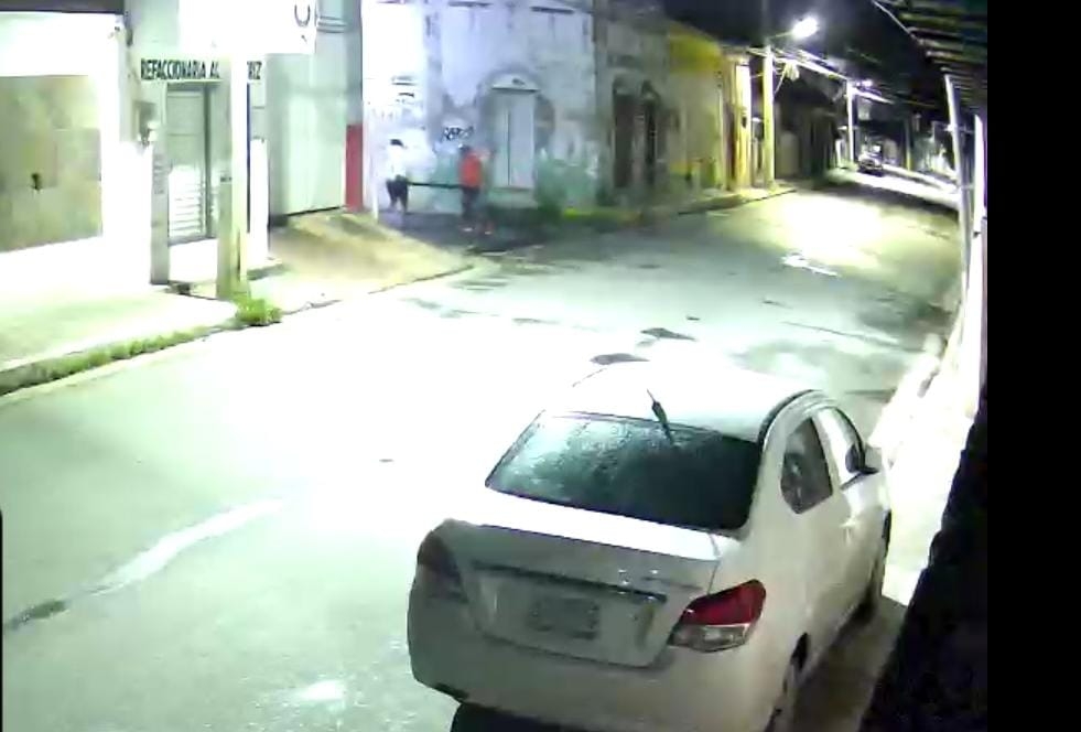 Captan a delincuentes mientras roban alcantarillas en la avenida Obregón en Campeche