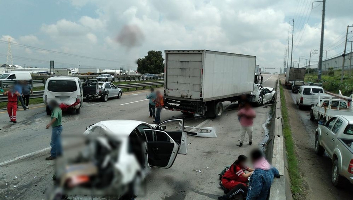 En el incidente estuvieron involucrados autos particulares y un camión de carga. Además, el percance provocó carga vehicular en dirección a la Ciudad de México