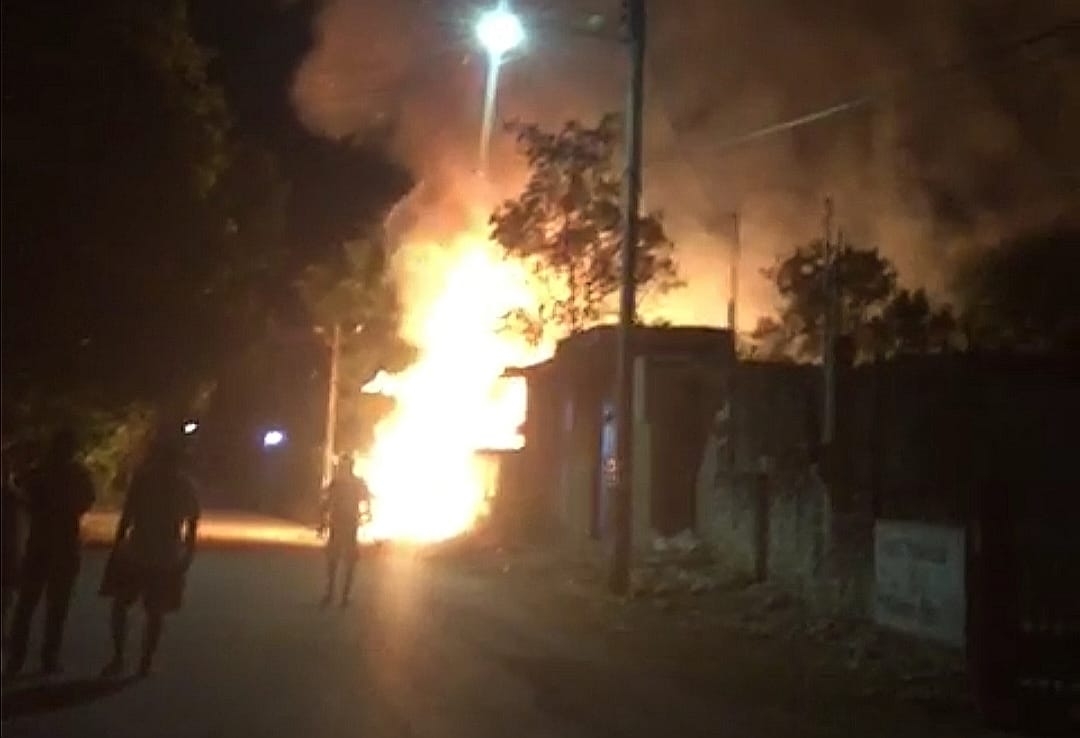 La palapa incendiada fungía como oficinas de los Servidores de la Nación en Felipe Carrillo Puerto