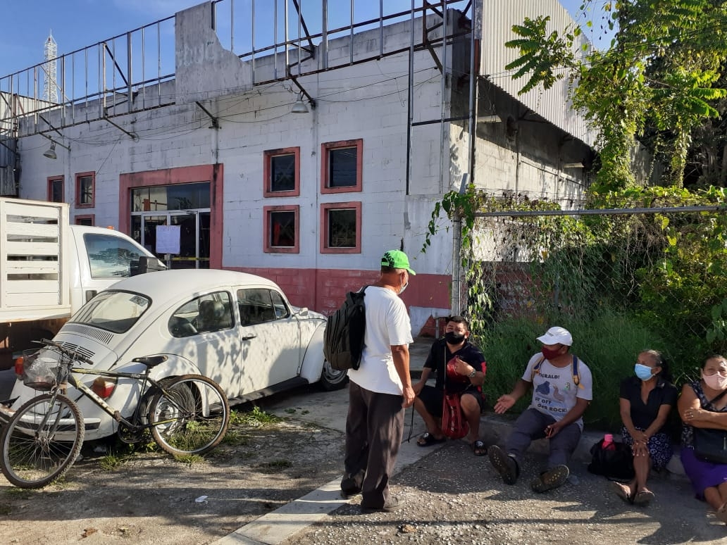 Burócratas toman las instalaciones del Mercado del Productor en José María Morelos