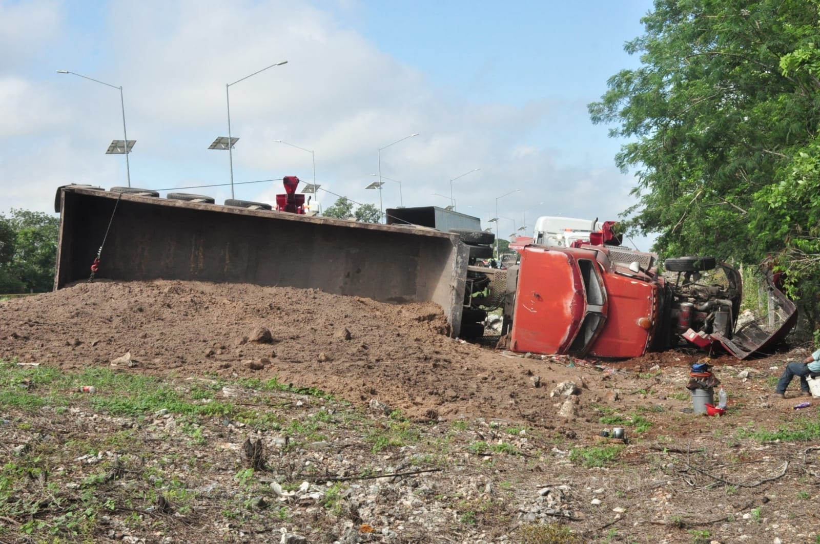 Tráiler vuelca sobre la carretera Mérida-Campeche tras chocar