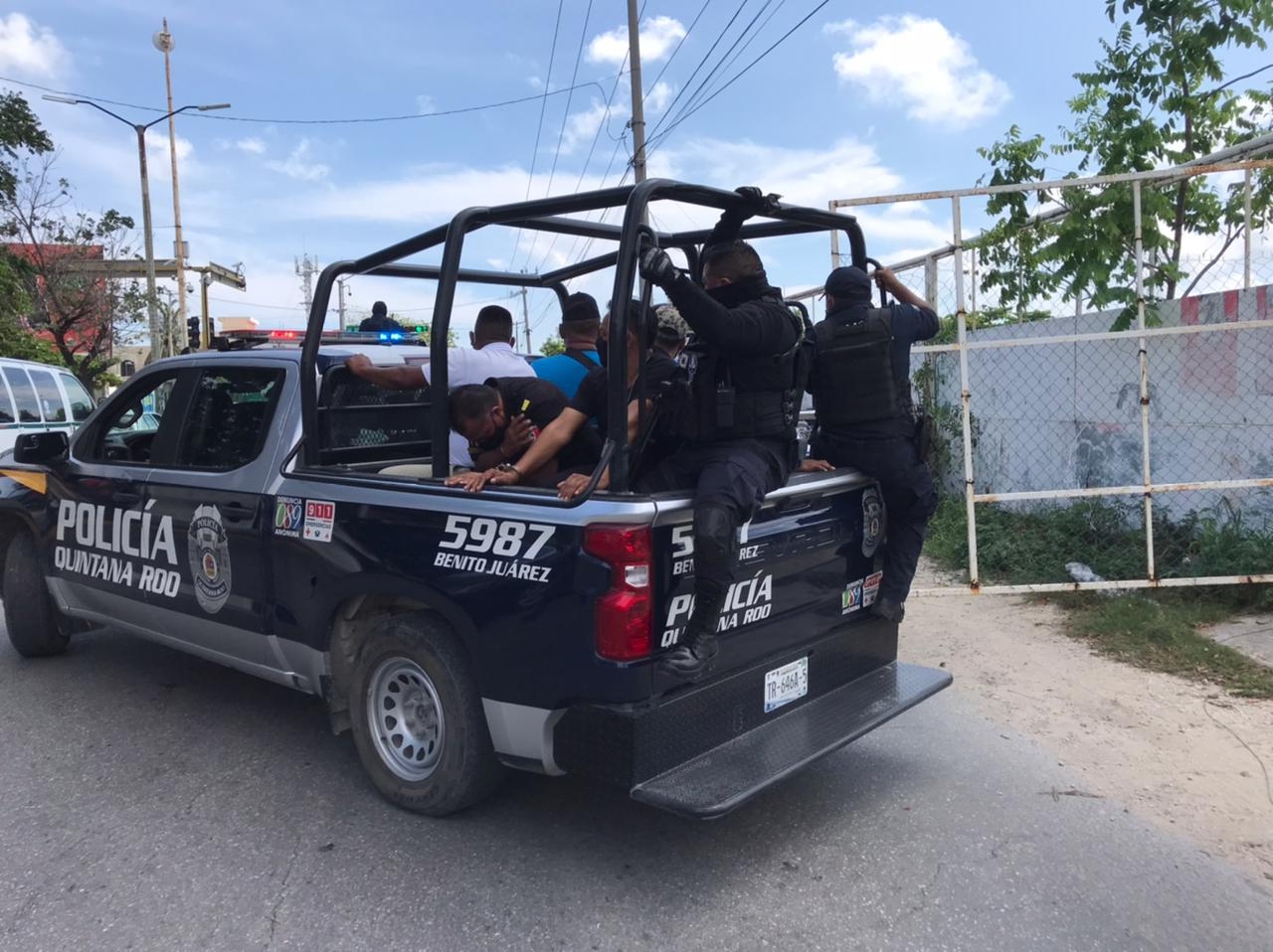 Detienen a siete personas por realizar práctica de tiro sin permisos en un predio de Cancún