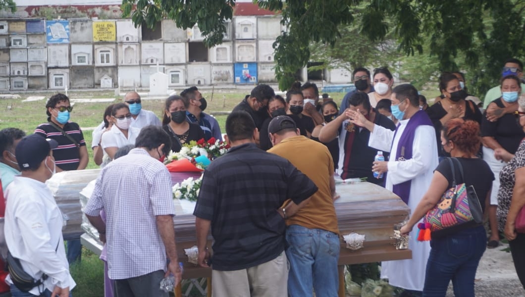 Familiares se postraron en lo que será la última morada de una familia, las cuales fueron sepultadas en el Panteón Siglo XXI