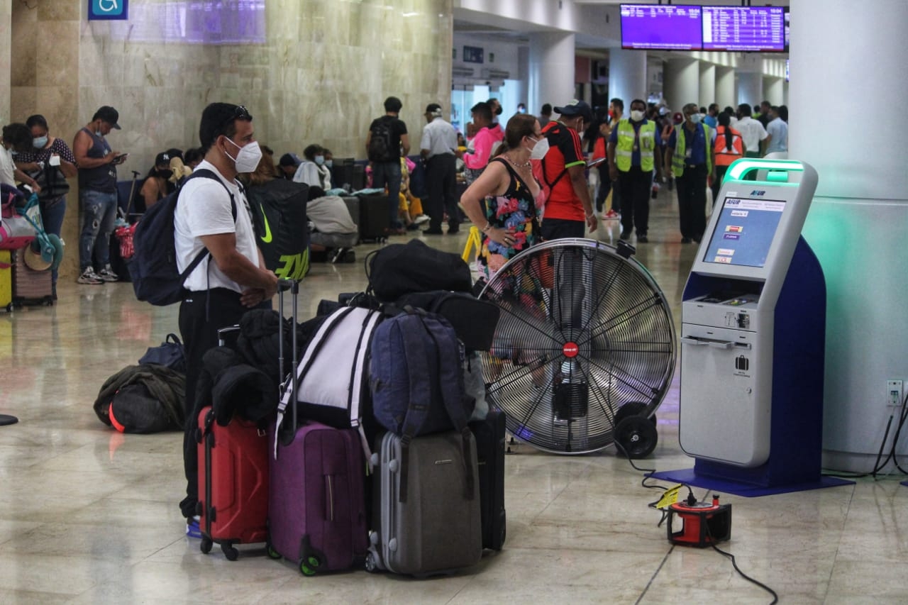 'Aún sin luz', aeropuerto de Cancún programa 346 vuelos en sus terminales