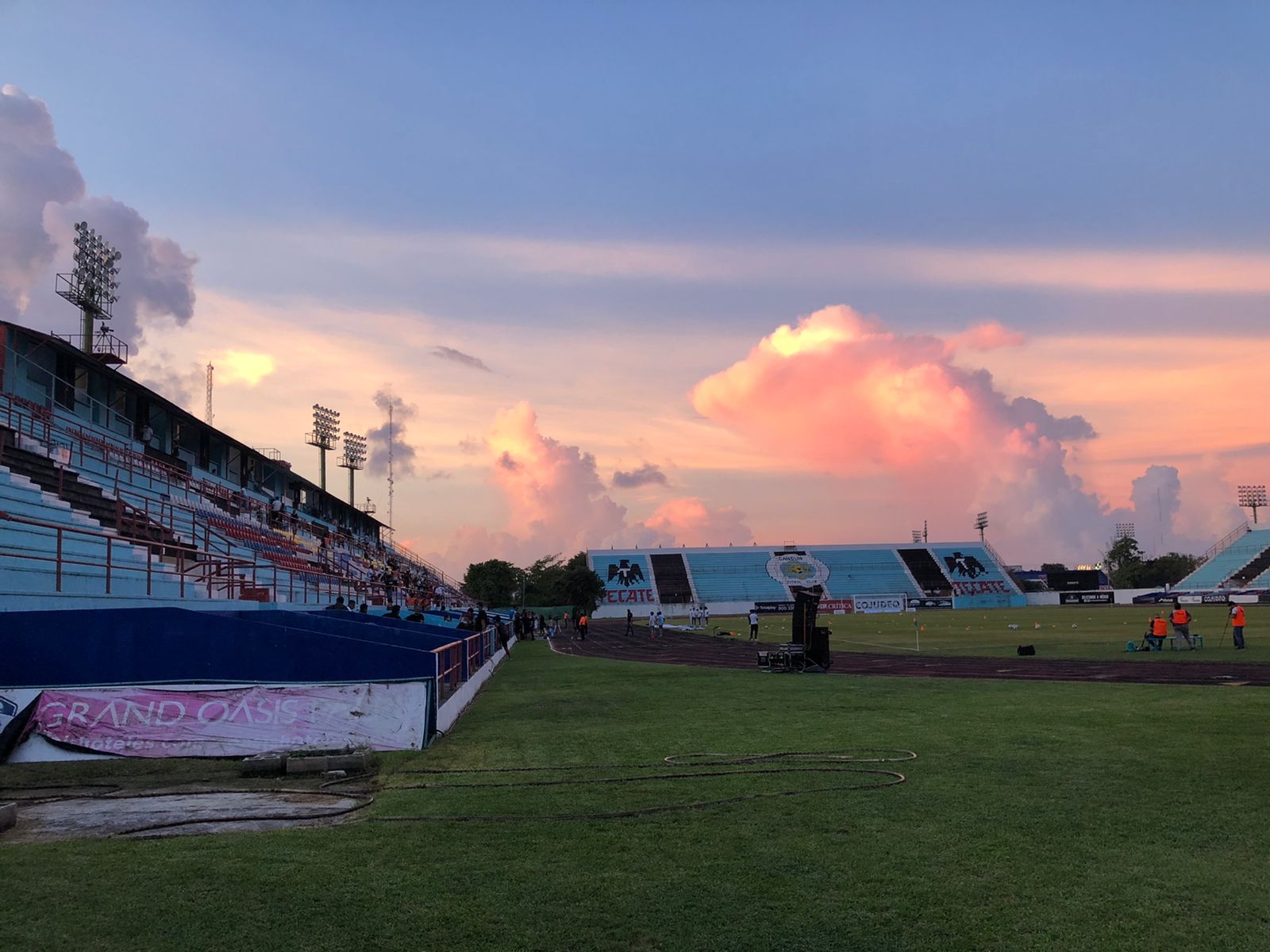 Fallas eléctricas retrasan el Cancún FC vs Leones Negros en el estadio Andrés Quintana Roo