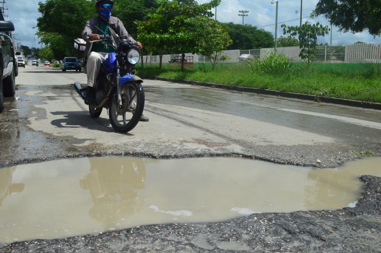 Los vecinos han optado por rellenar los baches por sí mismos