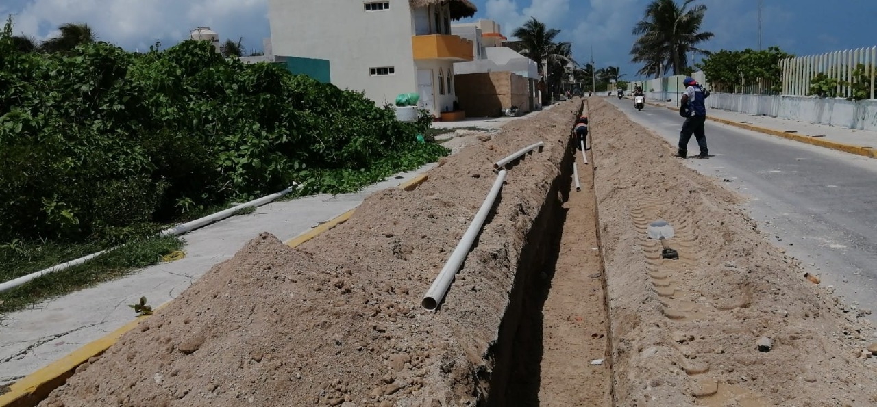 Instalan tubería para suministro de agua en colonias de Isla Mujeres