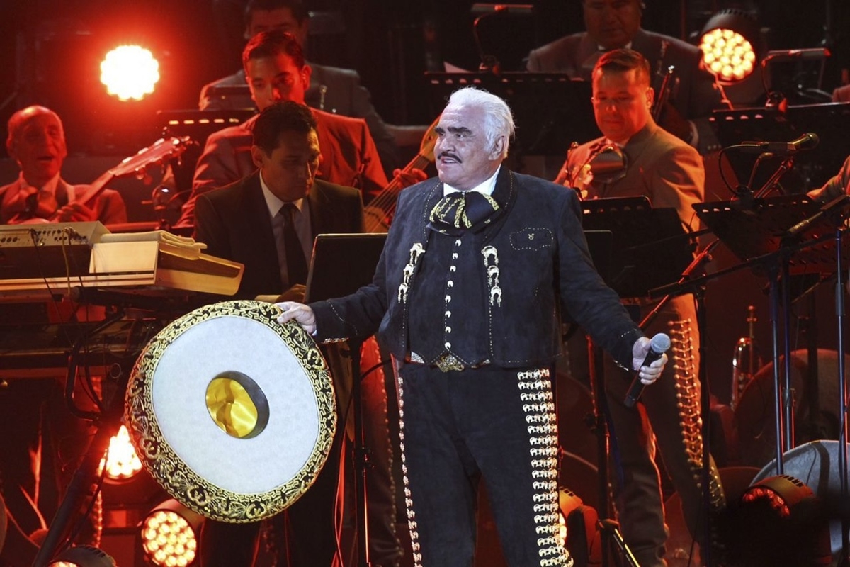 El cantante Vicente Fernández ya cumplió 65 años hospitalizado debido a las complicaciones que le dejó la caída en su rancho en Guadalajara