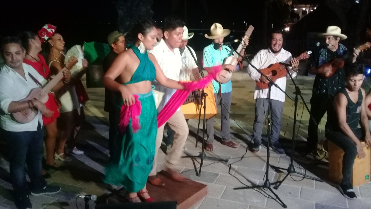 Turistas disfrutan del festival 'La Bamba Por Playa' en el parque Fundadores