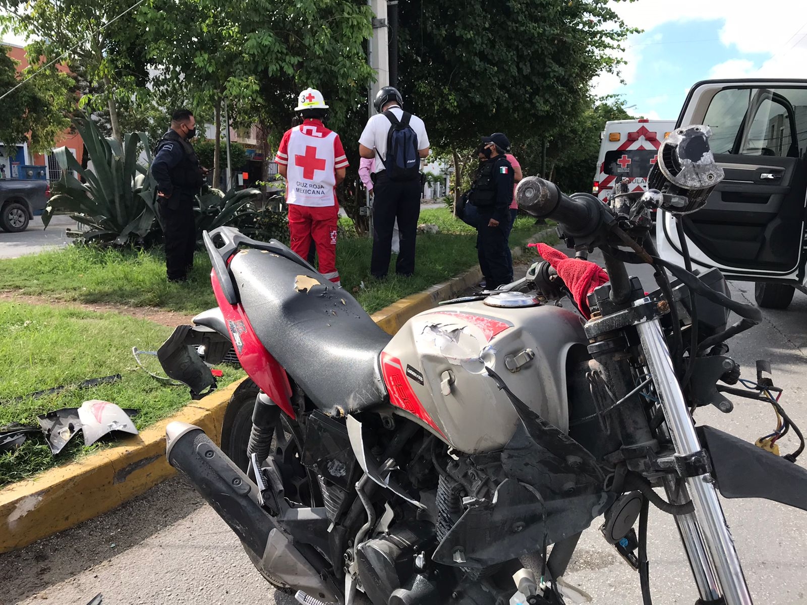 Conductora atropella a motociclista y lo lesiona en la Av. 135 de Cancún