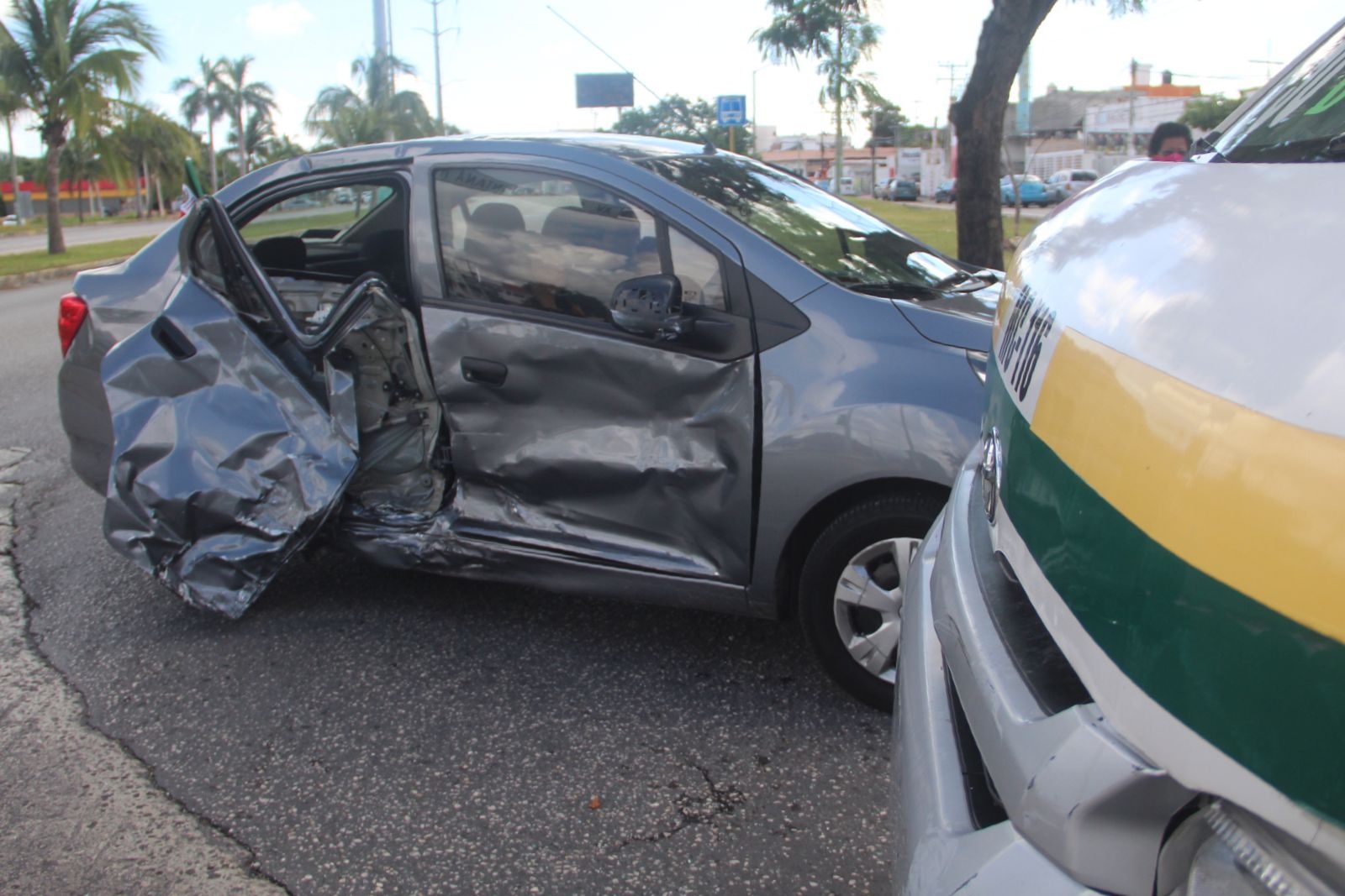 Choque entre una combi y un automóvil deja cuatro lesionados en Cancún