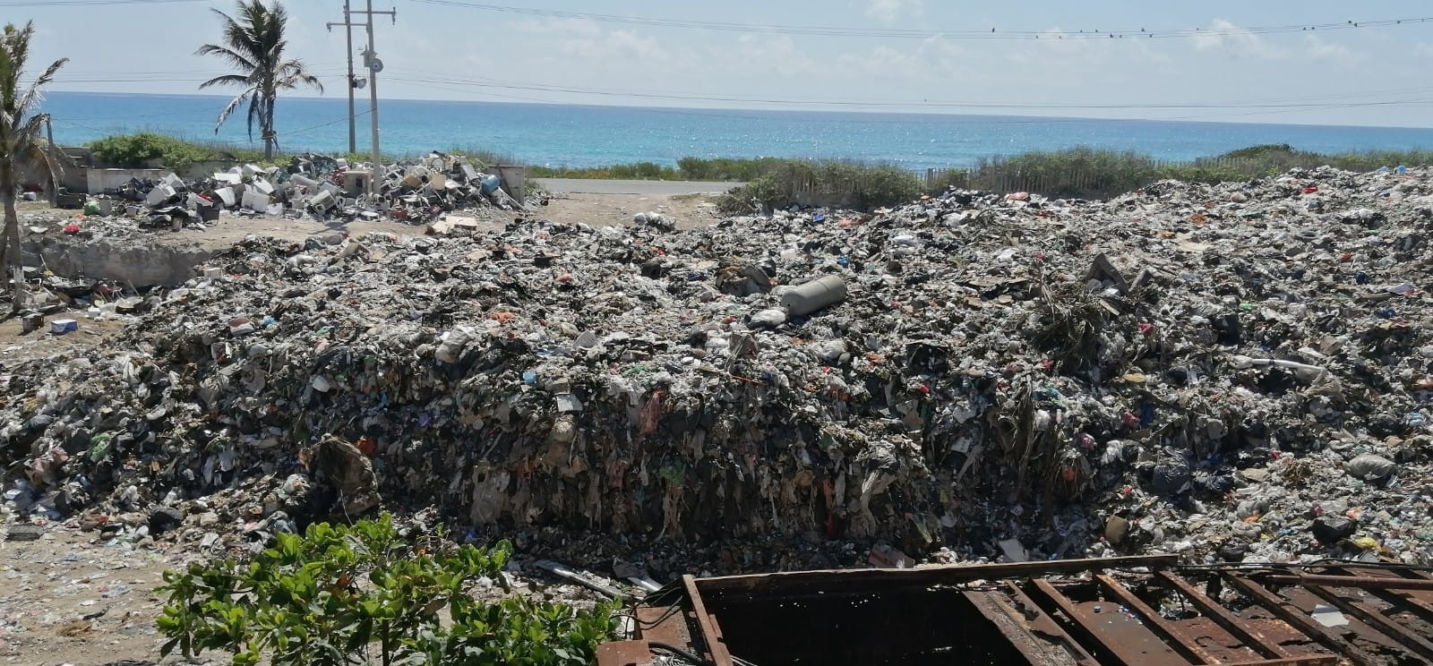 Los olores de la basura acumulada en Isla Mujeres podrían llegar hasta los negocios cercanos a Parque Garrafón, indicó una de las afectadas