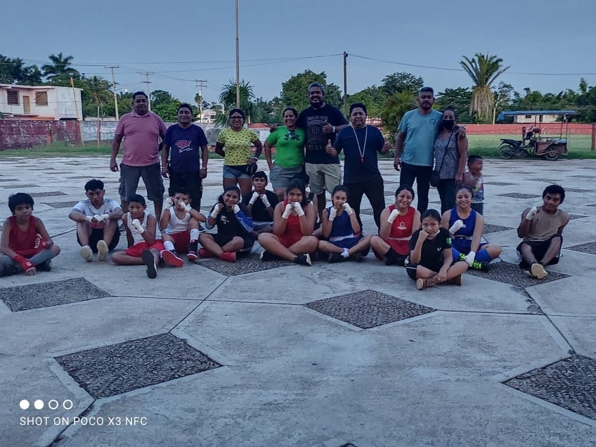 Entrenador lleva el box a jóvenes de las comunidades mayas en Quintana Roo