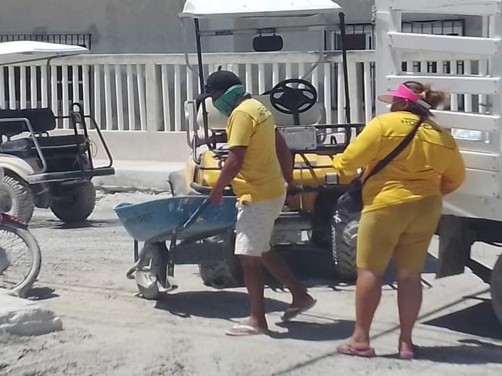 Pobladores y taxistas de Holbox reparan calles dañadas con material donado