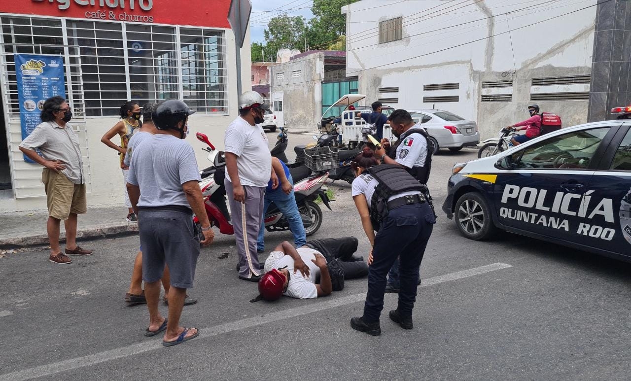 Del impacto, el conductor de la moto cayó al pavimento sin poder moverse debido a los golpes que sufrió