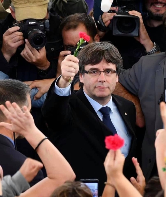 La policía italiana detuvo al expresidente de la Generalitat de Cataluña Carles Puigdemont. El político era prófugo de la justicia española desde 2017