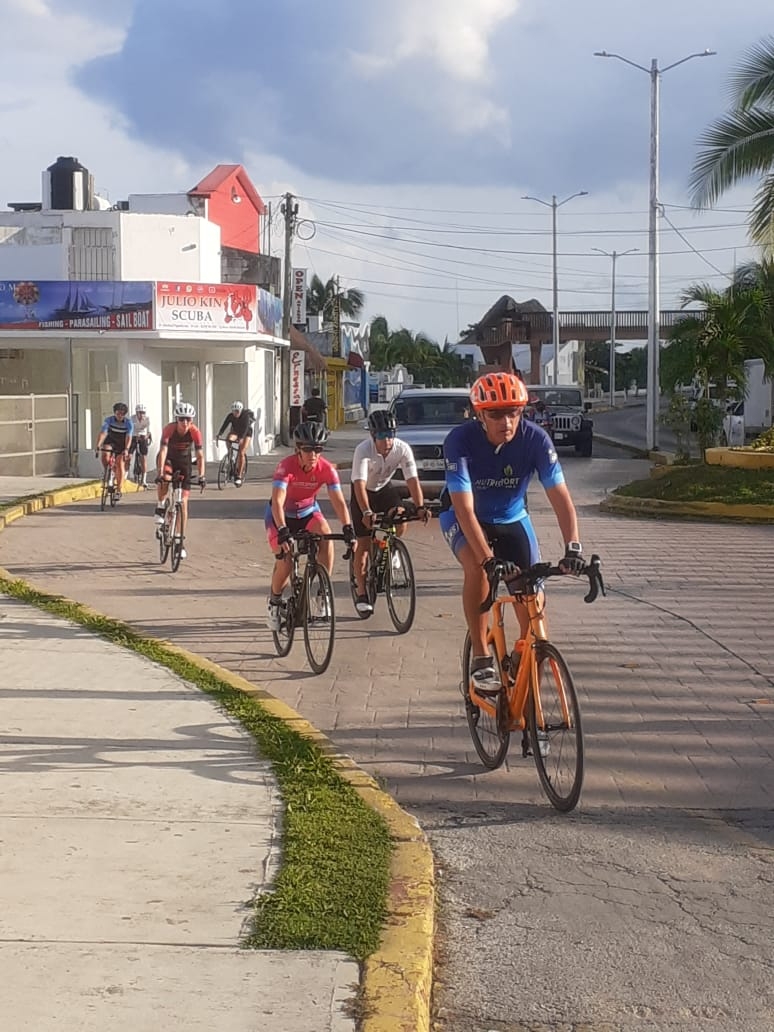 Vehículo de la Estación Naval, cerca de atropellar a triatletas en Cozumel