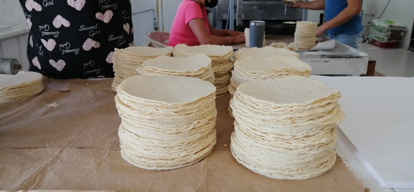 El precio de la tortilla depende mucho de la zona, incluso hay quienes la vende hasta 6 pesos más caro