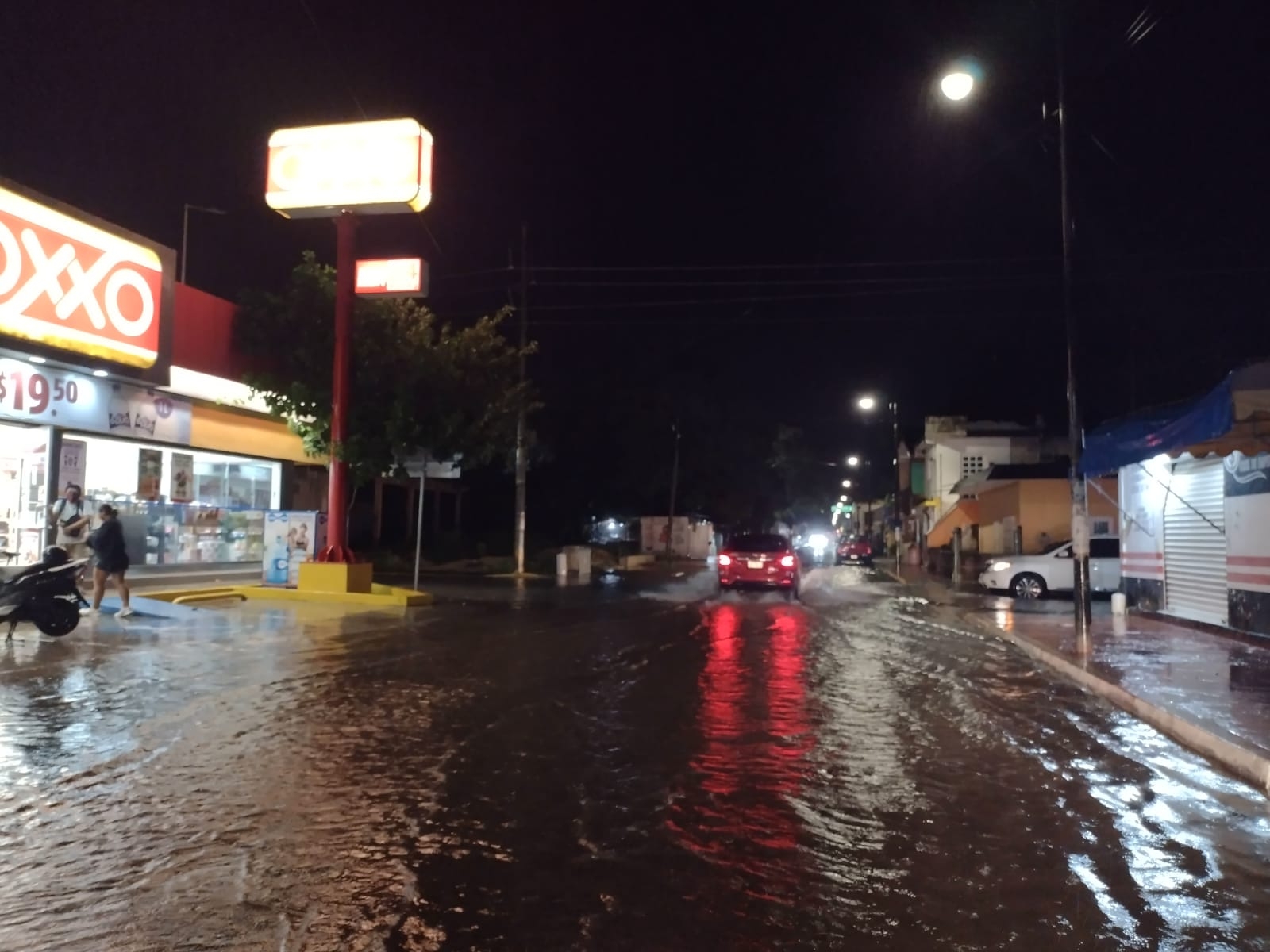 Se registró acumulación de agua en el primer cuadro de la ciudad lo que generó un caos vial pero sin contratiempos