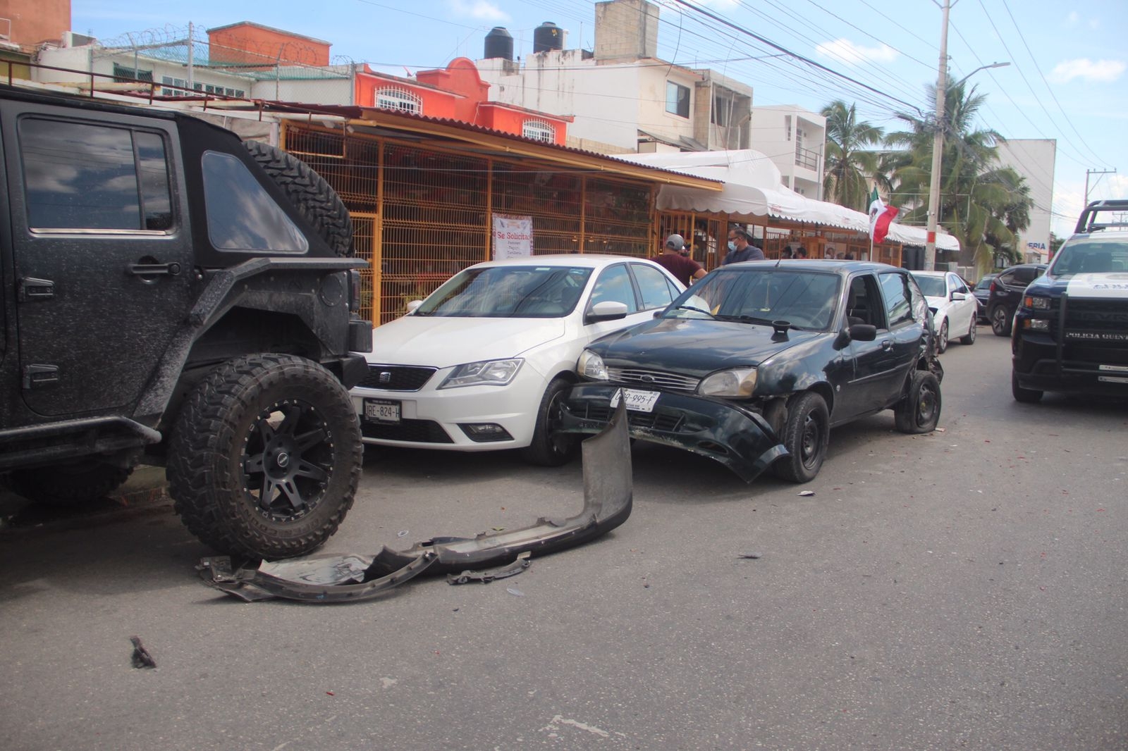 Carambola deja dos lesionados en la Avenida Las Torres de Cancún