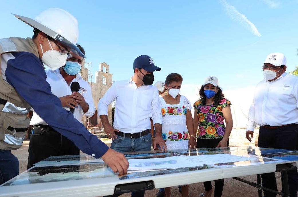 Mauricio Vila supervisa obras en construcción en Pisté, Yucatán