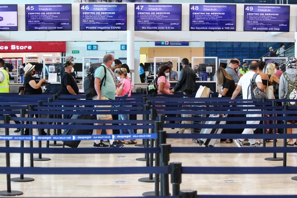 Aeropuerto de Cancún se mantiene cerca de los 400 vuelos en sus terminales