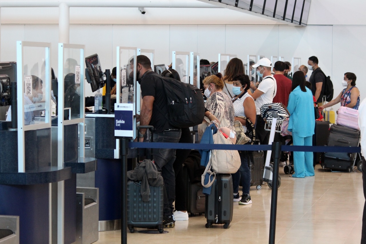 Más de 80 viajeros que esperaban en el Aeropuerto de Cancún afirmaron estar molestos por las demoras