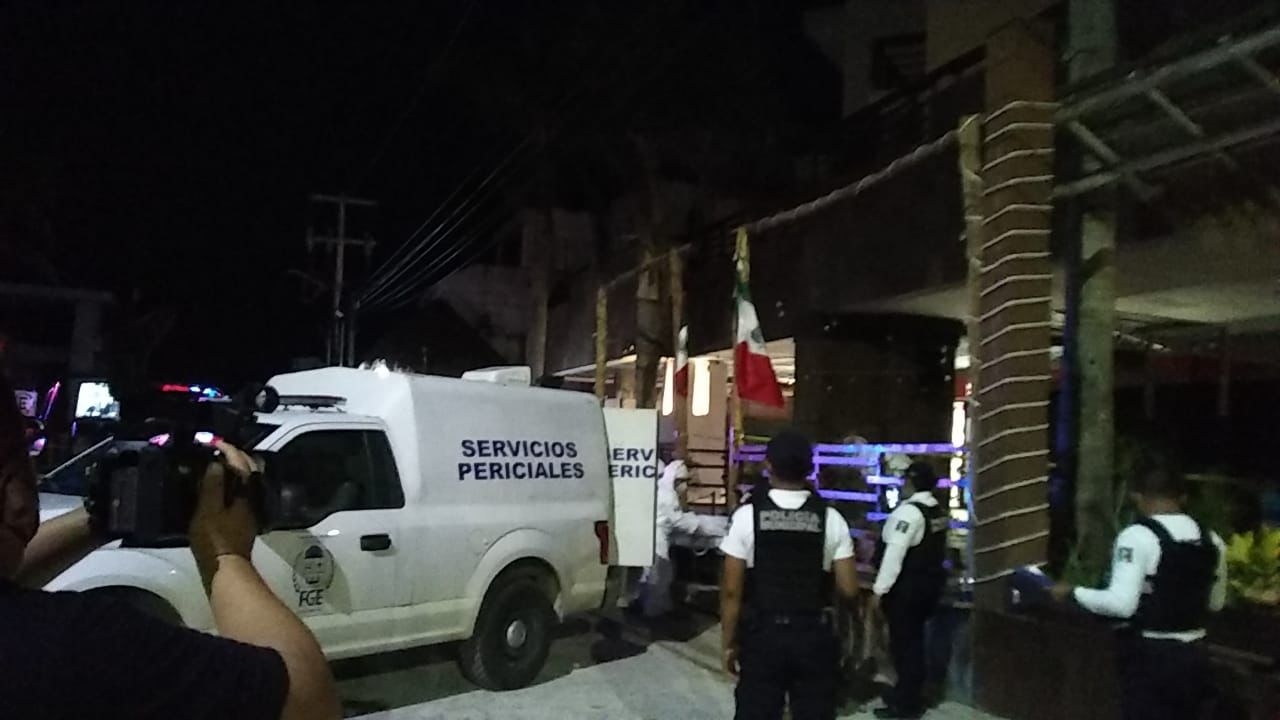 Ejecutan a balazos a un hombre en un estacionamiento de Playa del Carmen