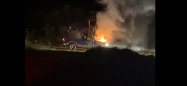 Camioneta se incendia y termina en pérdida total en carretera de Tulum: VIDEO