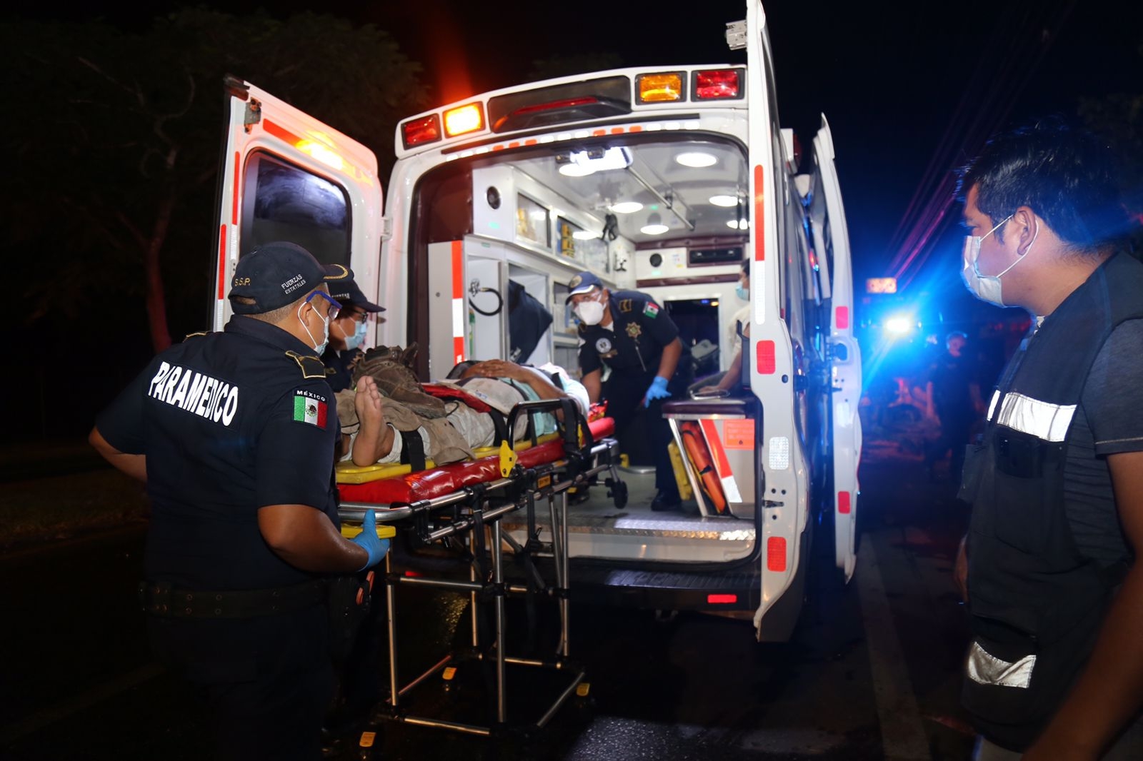 Uno de los involucrados en el accidente tuvo que ser trasladado al hospital, pero hasta el momento se desconoce su estado de salud