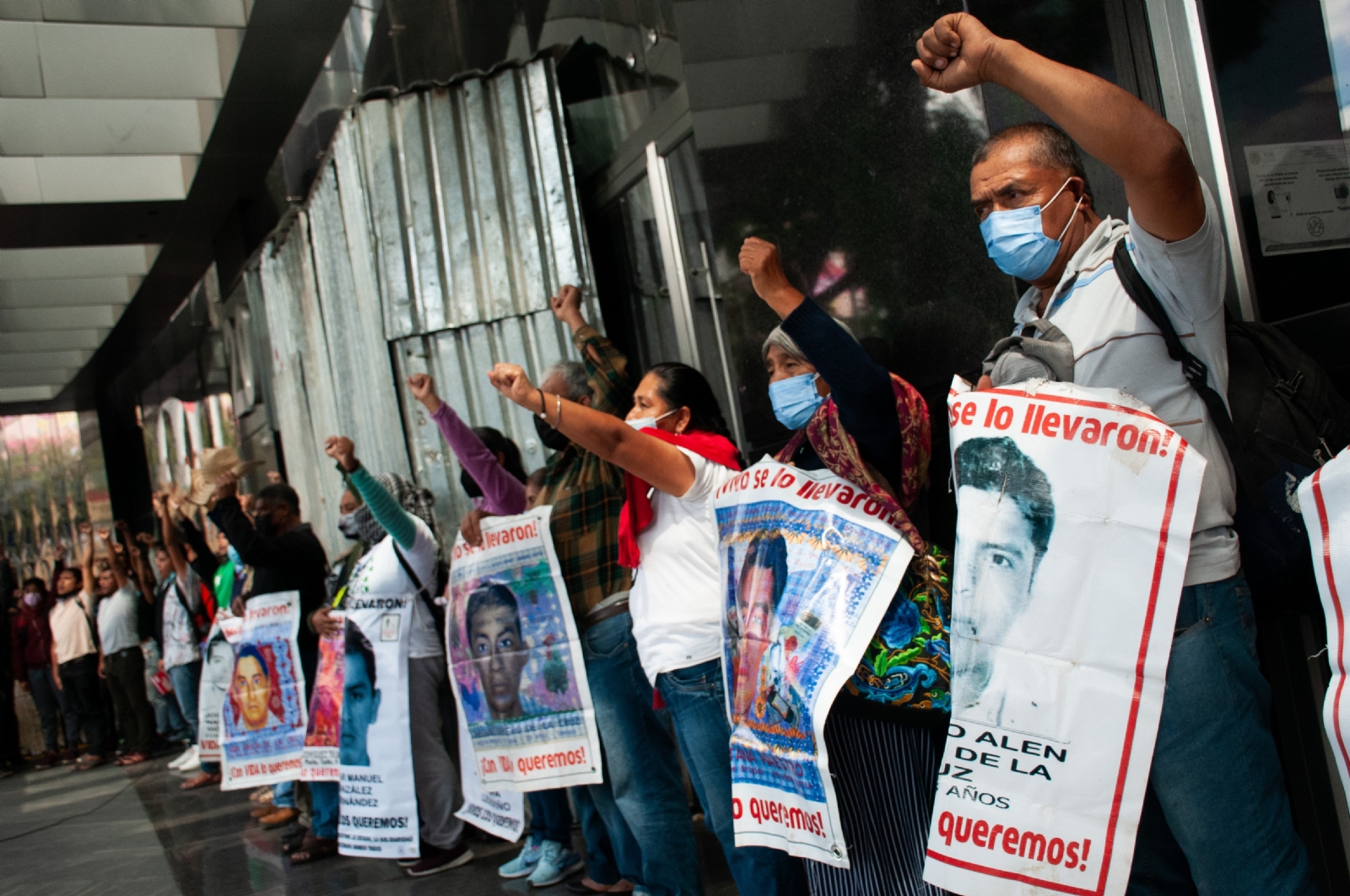 Blindan Zócalo de la CDMX por aniversario de Ayotzinapa