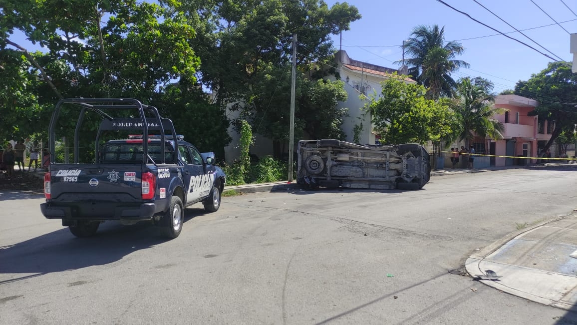 Camioneta con bebé a bordo se estrella contra patrulla en Playa del Carmen