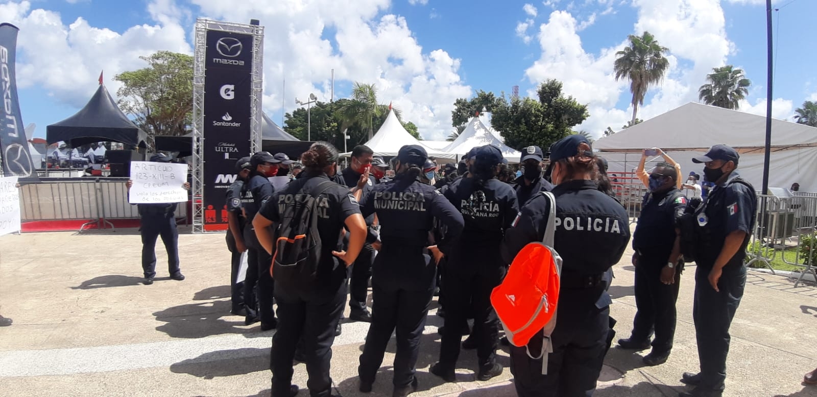 Los agentes de la Policía Municipal de Cozumel esperan la llegada de Pedro Joaquín Delbouis para establecer un diálogo con él