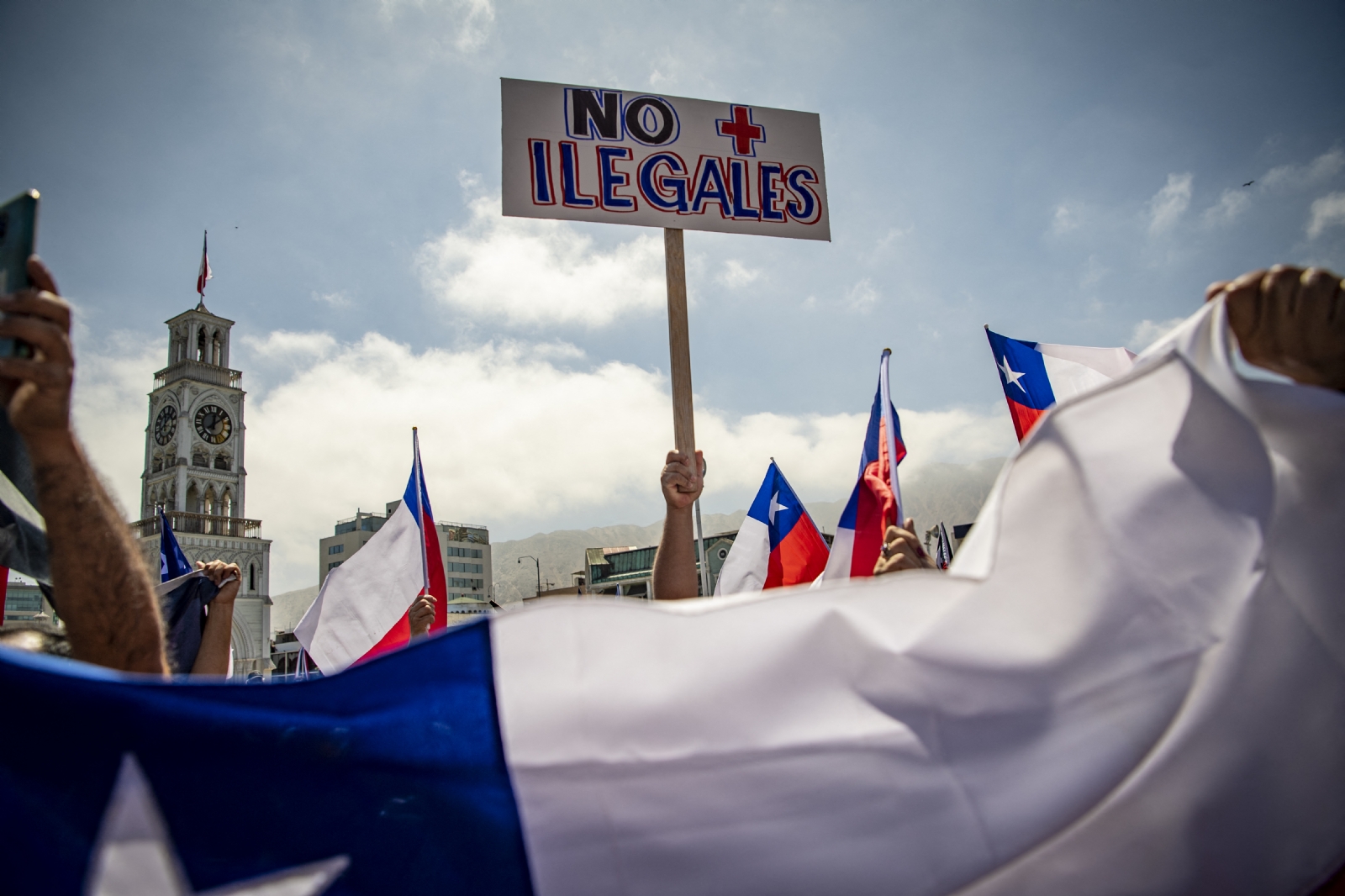 Más de 3 mil personas marchan contra la migración en Chile: "Fuera ilegales", gritan