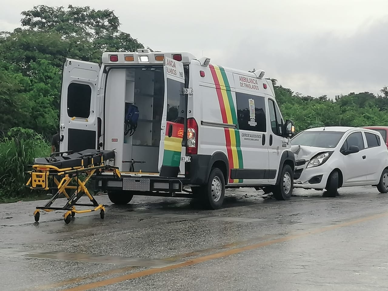 El fuerte impacto dejó daños materiales de mayor cuantía y la mujer que iba a bordo de la ambulancia sufrió más golpes