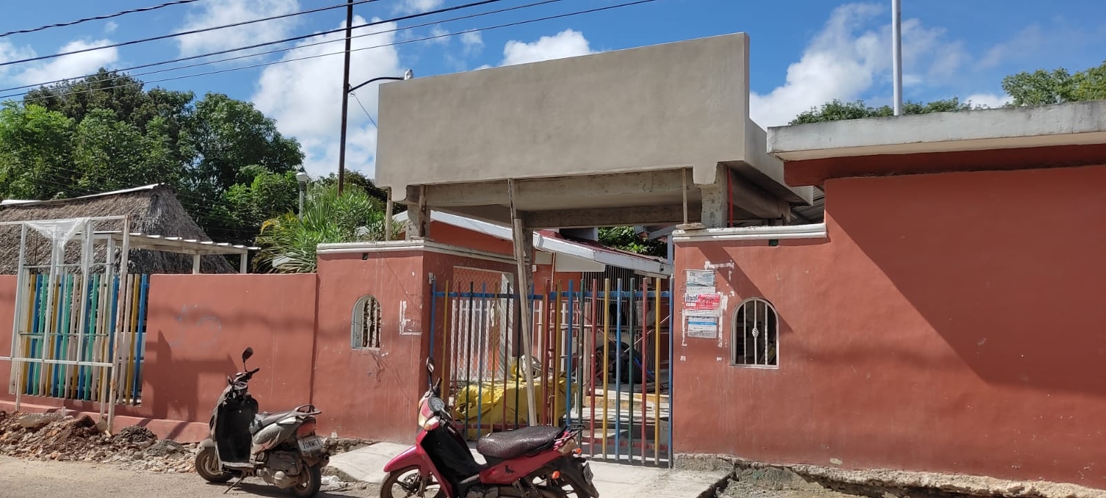 El preescolar Sebastián Lerdo de Tejada se encuentra sobre la calle 5 de mayo, esquina con Javier Rojo Gómez, de la colonia  Miraflores