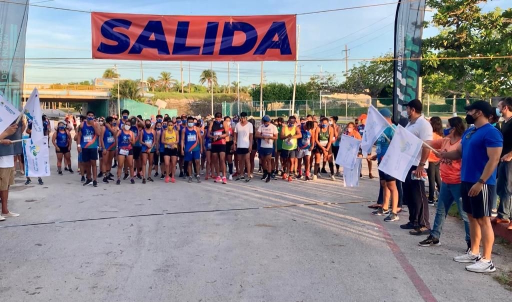 Más de 200 atletas realizan caminata por el Día Municipal del Turismo en la UT de Cancún