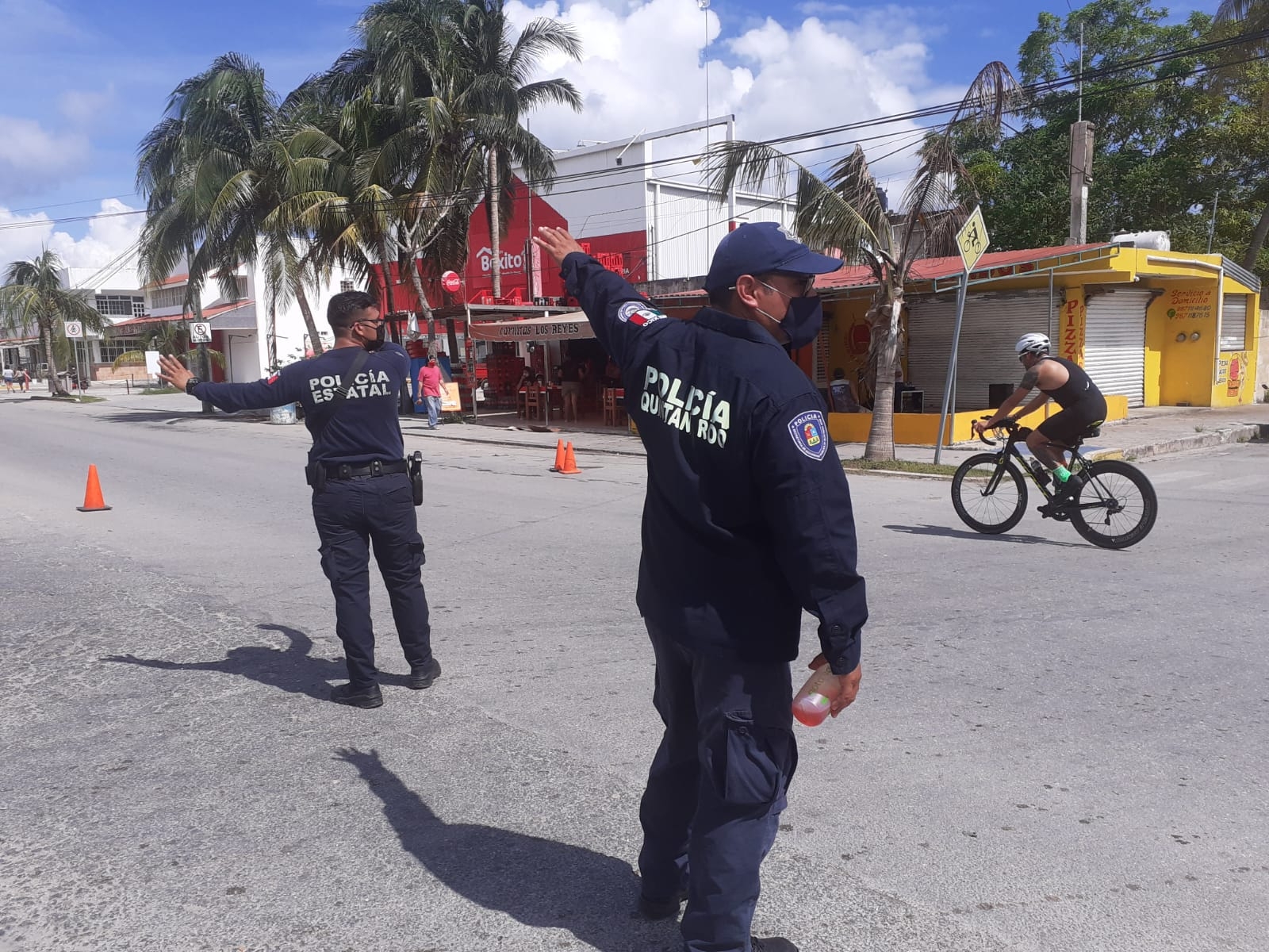 Triatletas del Ironman 70.3 provocan tráfico lento en avenidas de Cozumel