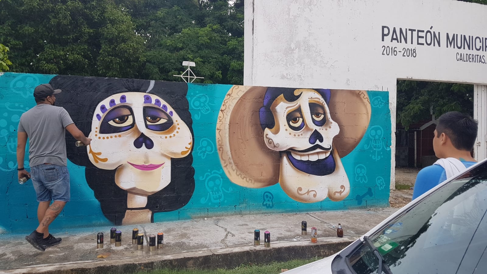 Artistas urbanos plasman su talento en el Panteón Municipal de Calderitas